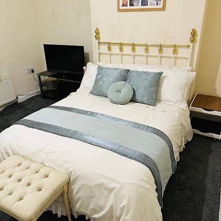 Double Bedroom In West Yorkshire, Leeds Leeds  Zewnętrze zdjęcie