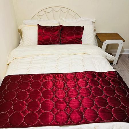 Double Bedroom In West Yorkshire, Leeds Leeds  Zewnętrze zdjęcie