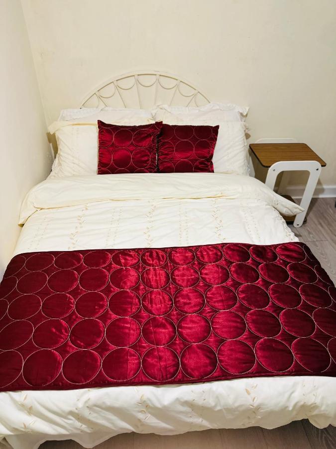 Double Bedroom In West Yorkshire, Leeds Leeds  Zewnętrze zdjęcie