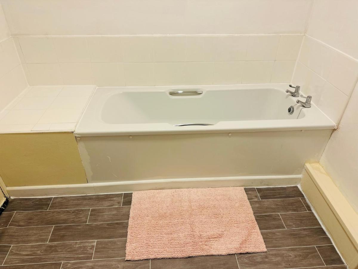 Double Bedroom In West Yorkshire, Leeds Leeds  Zewnętrze zdjęcie